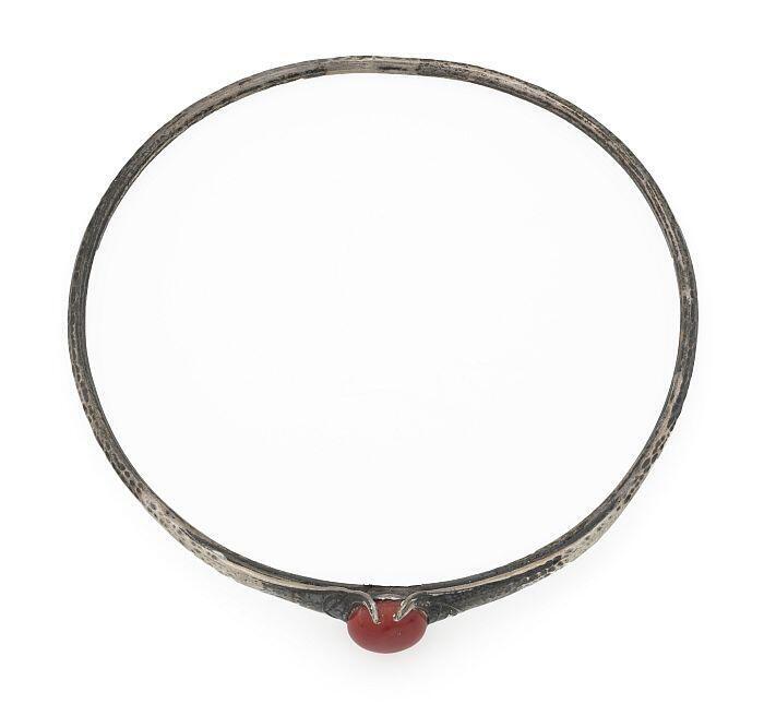 zilveren armband ingelegd met een ronde rode steen