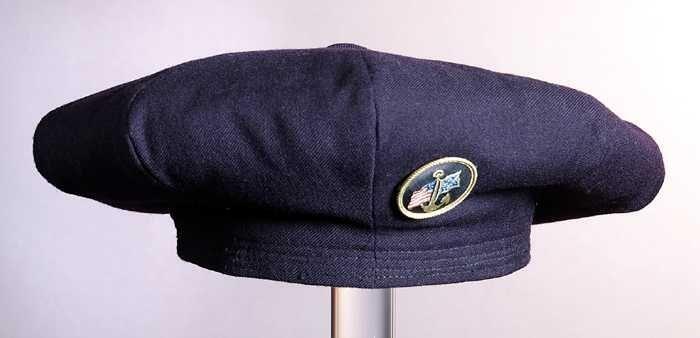 Donkerblauwe wollen baret, uniform dekknecht op de Holland Amerika Lijn (HAL)