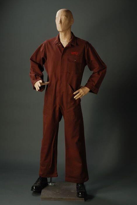Overall van bruine canvas met opdruk in rood "VMIJ"