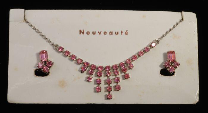Halsketting (A) en bijbehorend paar oorclips (B-C) beiden met roze kunstdiamantjes in…