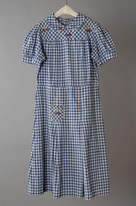 Blauw/wit geruit meisjesjurkje met borduursel, zakje en korte mouw