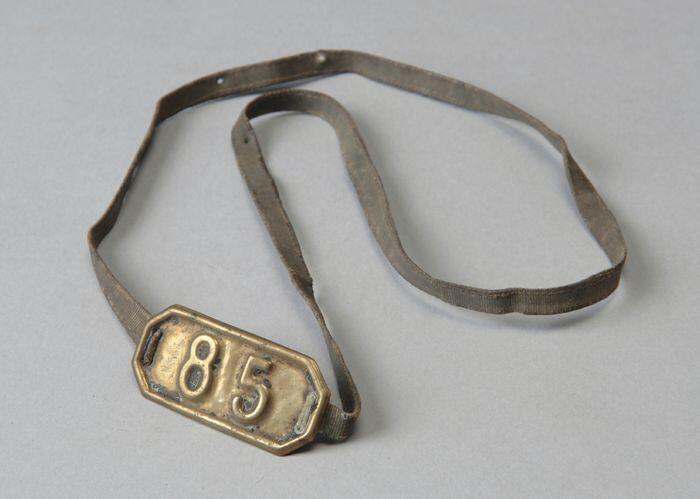 Helmnummer van de brandweer met "85"