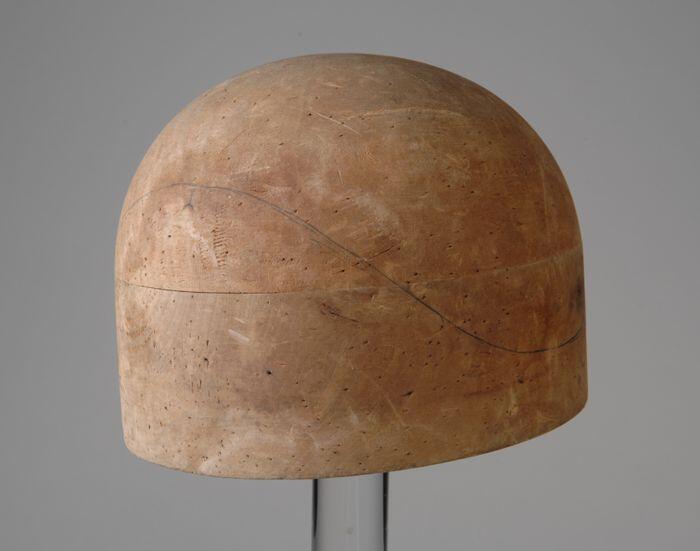 Hoedenmal van hout onder- en bovendeel, onderzijdedrie gaten, "H. VLIEGER", "56"