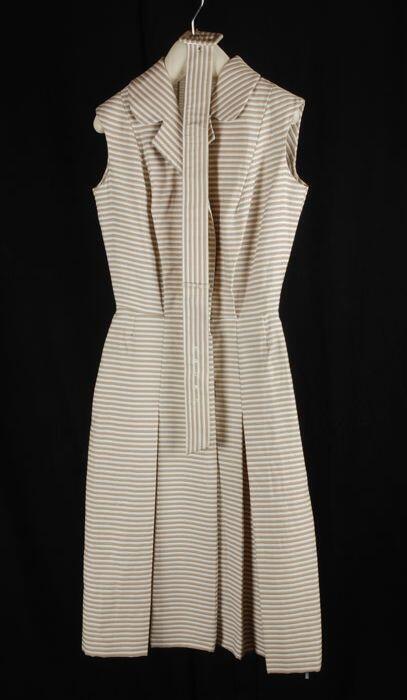 Mouwloze japon (1), beige-wit gestreepte jersey met diepe plooien in het rokdeel, met ceintuur (2)…