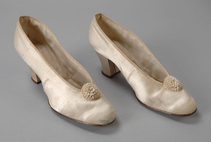 Een paar crèmekleurige satijnen schoenen
