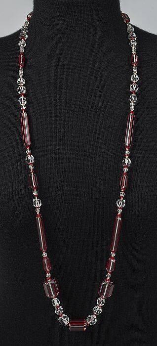 Lange Art Deco ketting van boheems glasmet doorzichtige en rode gefacetteerde kralen