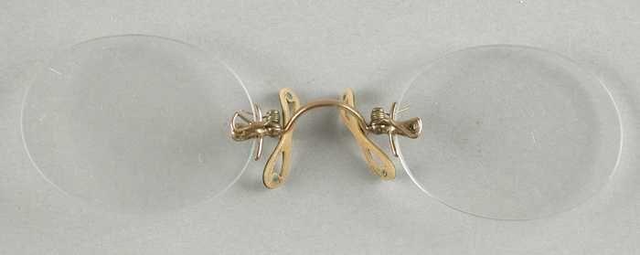 Pince-nez met ovale glazen en goudkleurige neusbrug