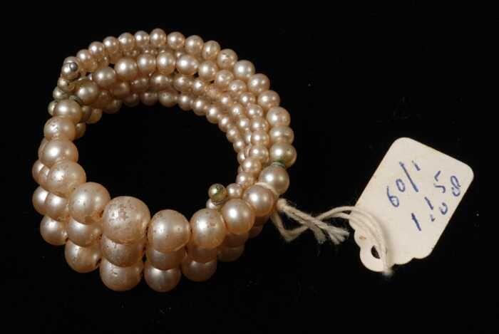 Armband, spiraalarmband met drie rijen kunststofkralen met beige paarlemoerachtige laag, grootste…