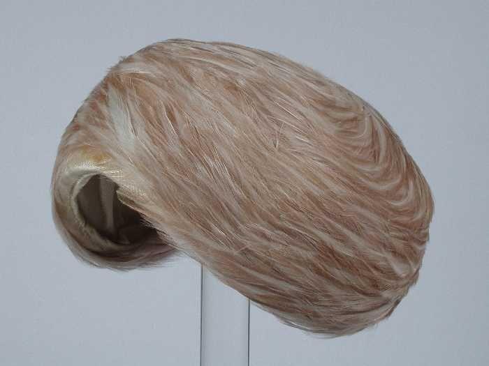 Ronde dameshoed, toque, bedekt met elkaar overlappende beige veren, "Maison Tabink"