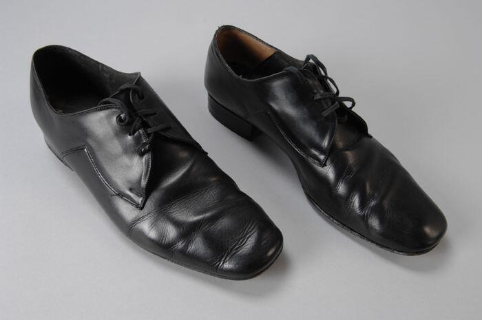 Zwarte leren herenschoenen met vetersluiting, platte, iets vierkante neus, dansschoenen, zool van…