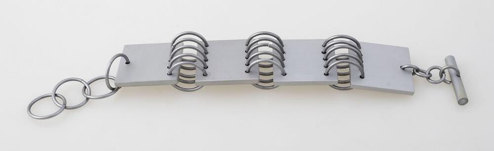 Schakelarmband van vierkante plaatjes in aluminium en zilvermet bijpassende aluminium oorclips