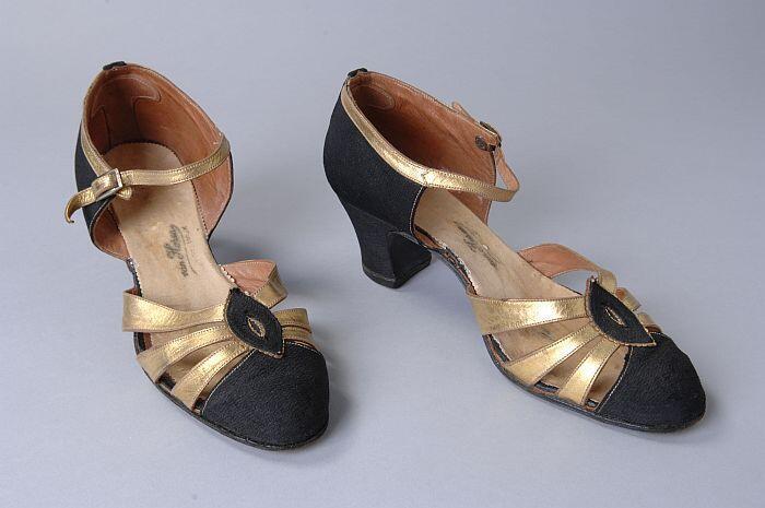 Zwart en gouden bruidsschoenen, voorvoet met bandjes van goudleer met medaillon van zwarte zijde