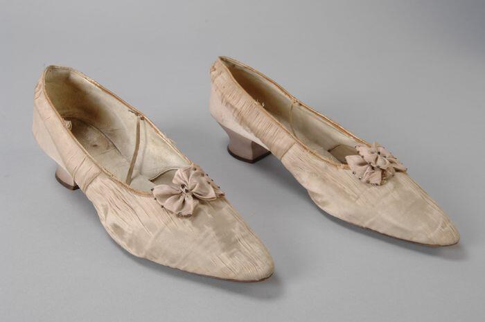 Licht roze zijde pumps met strikje met zilveren pailletten, klein louishakje, spitse neus