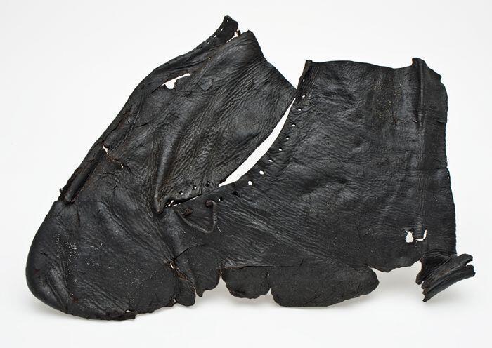 Uit één stuk gesneden bovenleer fragment van schoen of halve laars met ronde vetergaten en deel van…