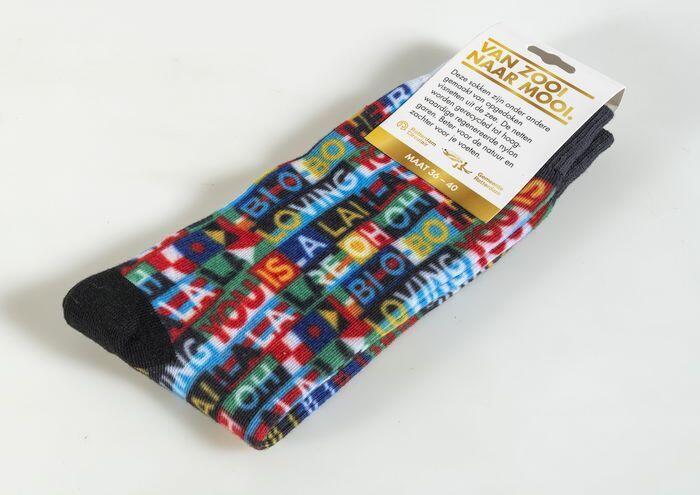 Paar sokken, maat 36-40, merchandise voor het Eurovisie Songfestival, dat als slogan 'Sing Along…