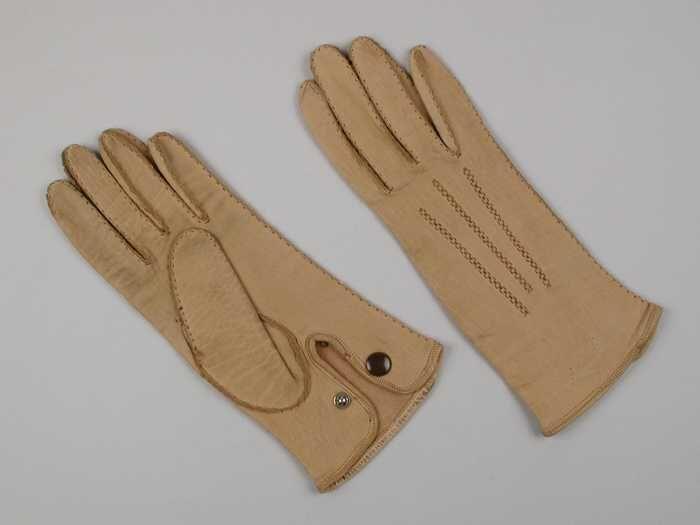 Paar halflange herenhandschoenen van soepel beige leer met donkerbruine stiksels en drukknoop