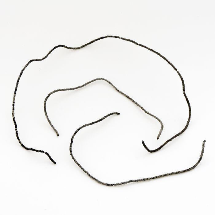 Drie strengen van een ketting met kleine glazen kralen