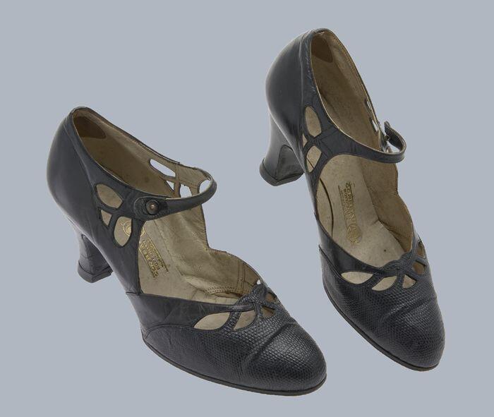 Zwarte damesschoenen met enkelbandje met knoopsluiting, neus van reptielenleer, voorvoet en…
