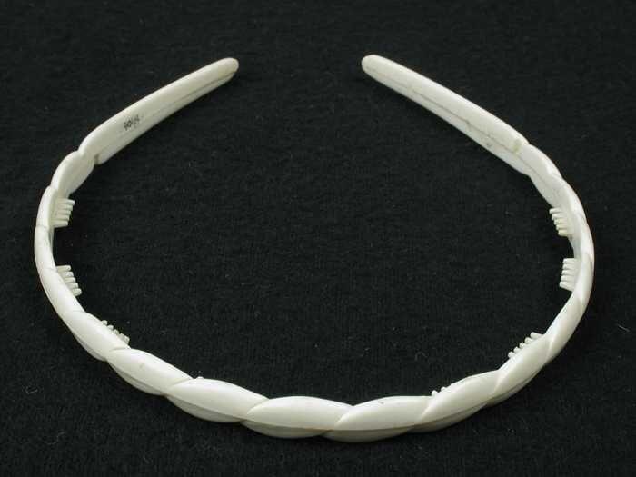 Smalle diadeem van wit kunststof met gedraaid slinger-motief