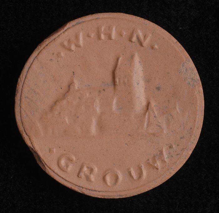 Eén van complete serie collectespeldjes van "W.H.N." (Winterhulp Nederland): ronde aardewerken…