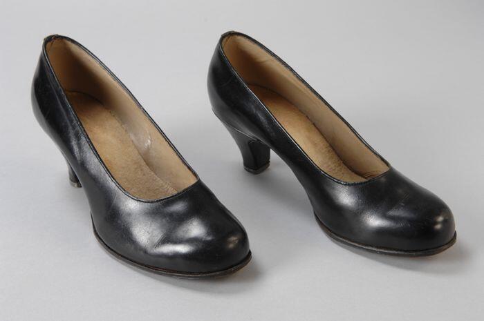 Paar pumps van glanzend zwart leer met smalle hoge hak, "Diana"