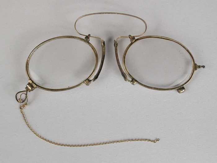 Knijpbril of pince-nez met ovale glazen op sterkte, montuur van koper met hoge brug en neussteunen…