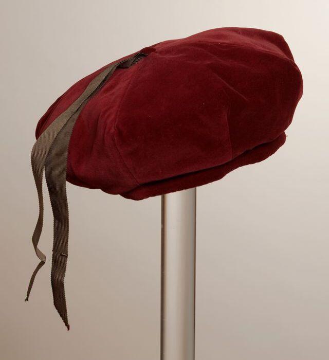 Baret voor jonge dames, donkerrood fluweel met zwarte ribszijde linten midden bovenop