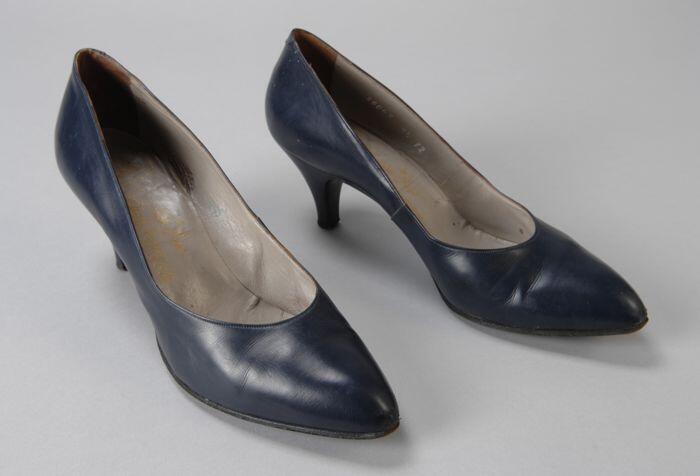 Paar donkerblauwe leren pumps "Corbeau"