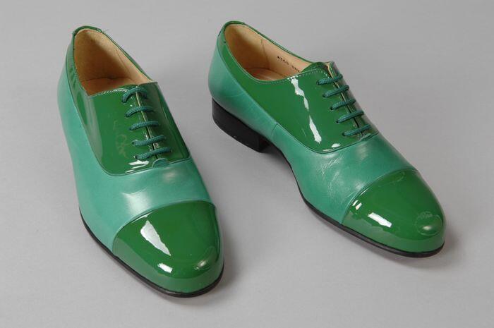 Paar herenschoenen van groen leer met groene lakneus, kleine hak, "Corbeau"