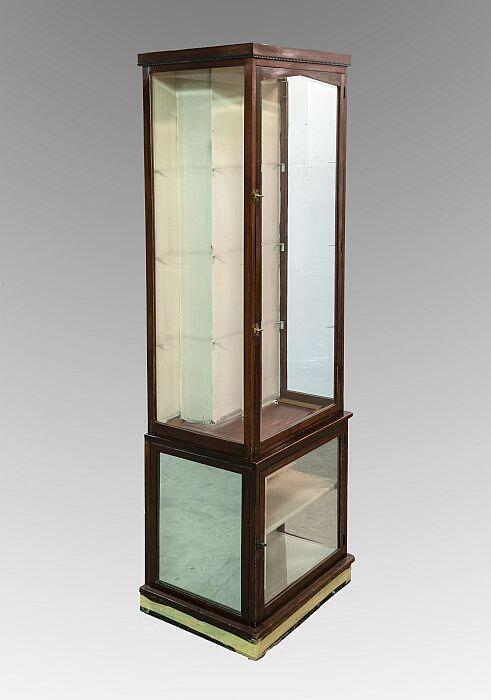 Schoenenwinkel Corbeau, staande vitrine, rechterkant