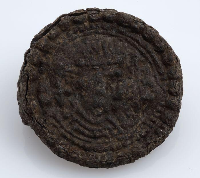 Fibula of mantelspeld, schijffibula met portret en omschrift