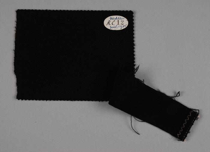 Twee stofstalen van zwart keper voor uniformen voor suppoosten Historisch Museum, "R.C. 12"