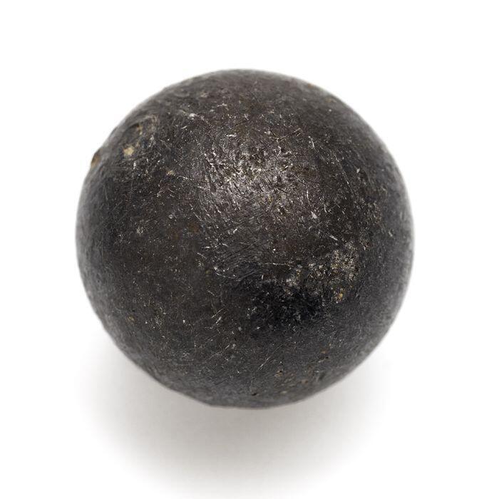 Metalen knoop, bol van tinmet vast oog