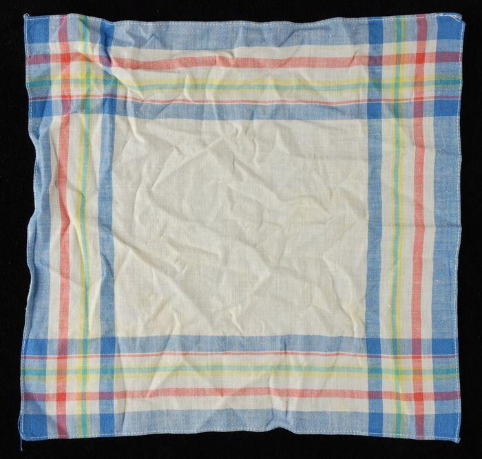 Zakdoek van crèmekleurig katoen met blauw, rood, geel en groen gestreepte rand