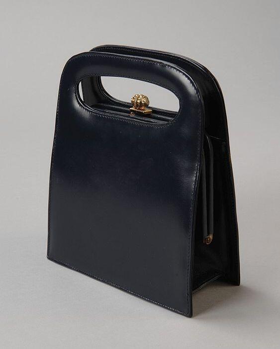Avondtas, kleine handtas van glad donkerblauw leer met beugelsluiting