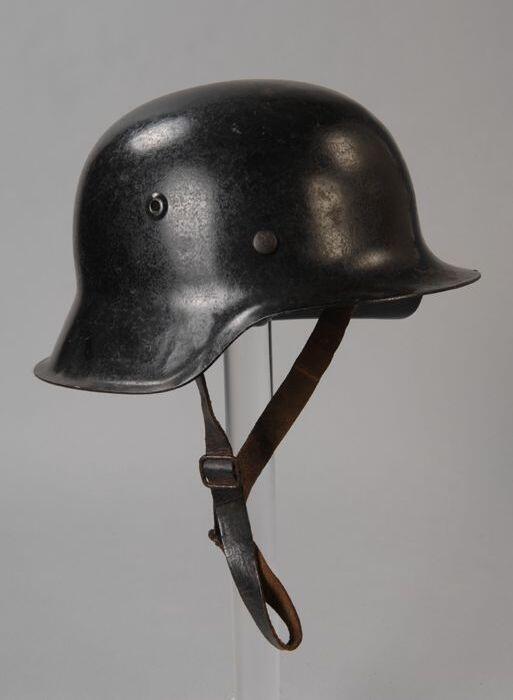 Zwarte, Duitse Stahlhelm (standaardmodel) M.42, als brandweerhelm met lederen binnenhelm en…
