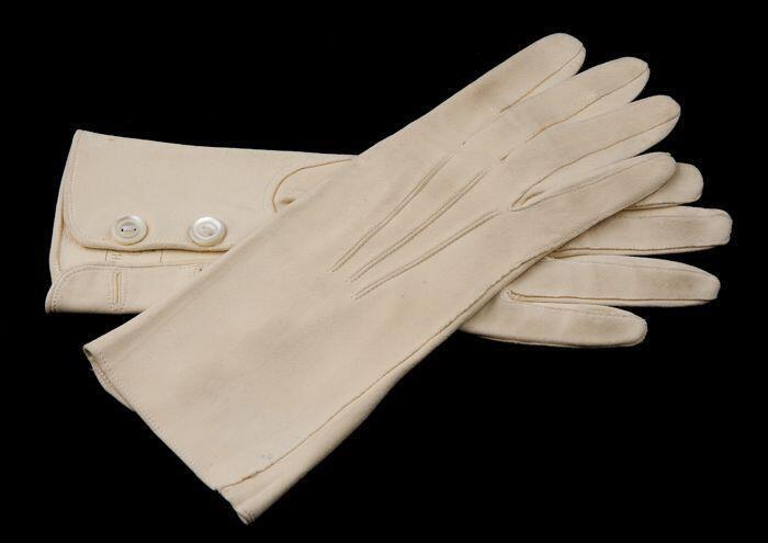 Paar korte herenhandschoenen van crèmekleurig zeemleer met paarlemoeren knopen, "Hahlbrock's…