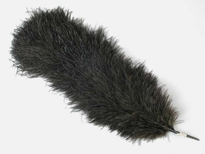 Veren hoedendecoratie of corsage, donkerbruine maraboeveer samengesteld uit meerdere (stukjes) veren