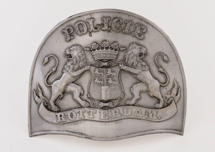 Metalen plaat voor agent in Rotterdam, voor op de hoed