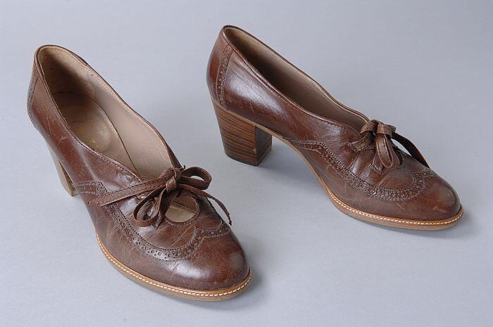 Bruine leren veterschoen, op neus en hiel een rand met gaatjesdecoratie (brogue), stevige cubahak
