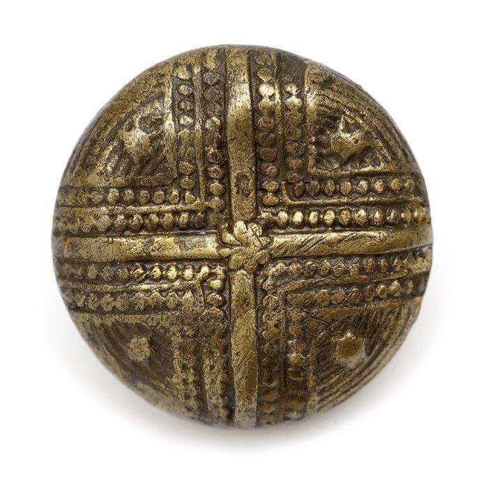 Bolle knoop met draadoog, versierd met kruis met nopjesversiering en sterretjes