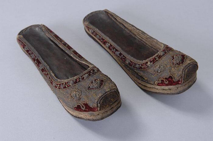 Chinese muiltjes, herenpantoffeltjes met donkerrood fluweel en met zilverbrokaat geborduurde rand