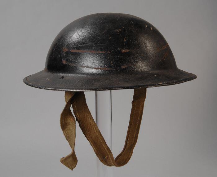 Britse legerhelm Mark II, zwart overgeschilderd staal met brede scherfwerende rand