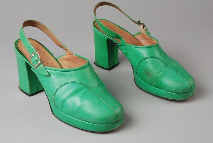 Gifgroene leren slingbacks met plateauzool en hoge blokhak, sierstiksel op het voorblad, "Corbeau"