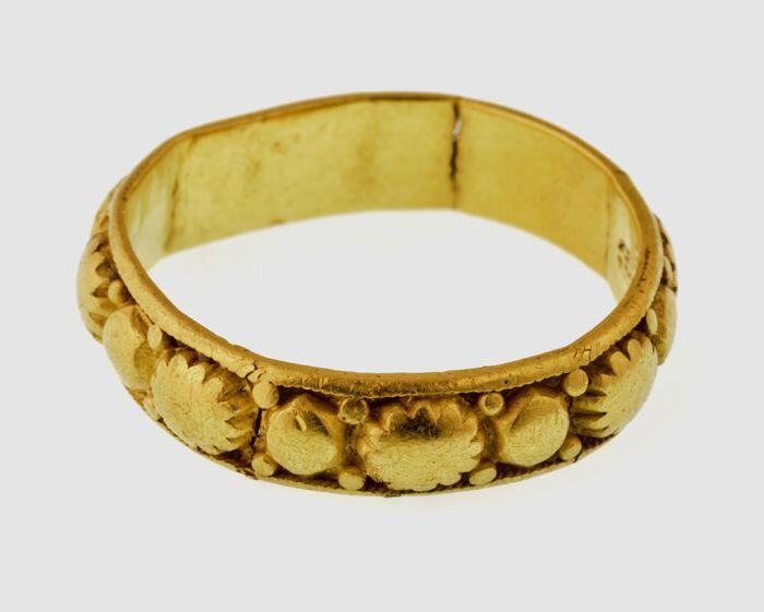 Gouden ring, buitenzijdeversierd met rozetten en noppen, gemerkt