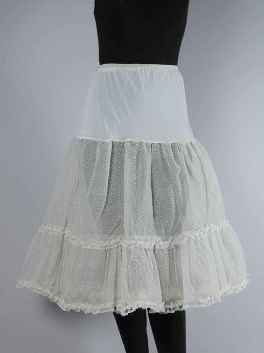 Witte nylonpetticoat, bovenlaag organza met witte stipjes met wit kant, daaronder twee lagen witte…