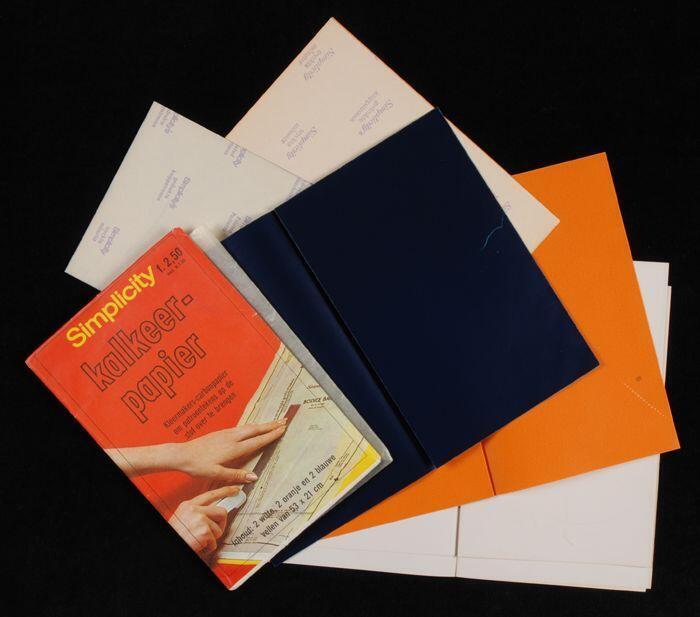 Papieren envelop met zes vellen overdrukpapier, "Simplicity"