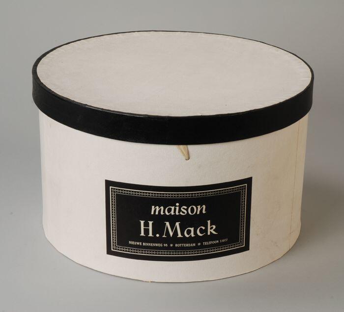 Witte, cilindrische hoedendoos van "maison H. MACK"