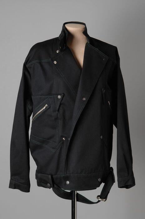 Zwart jack, roze netwerkhes en grijze lange broek