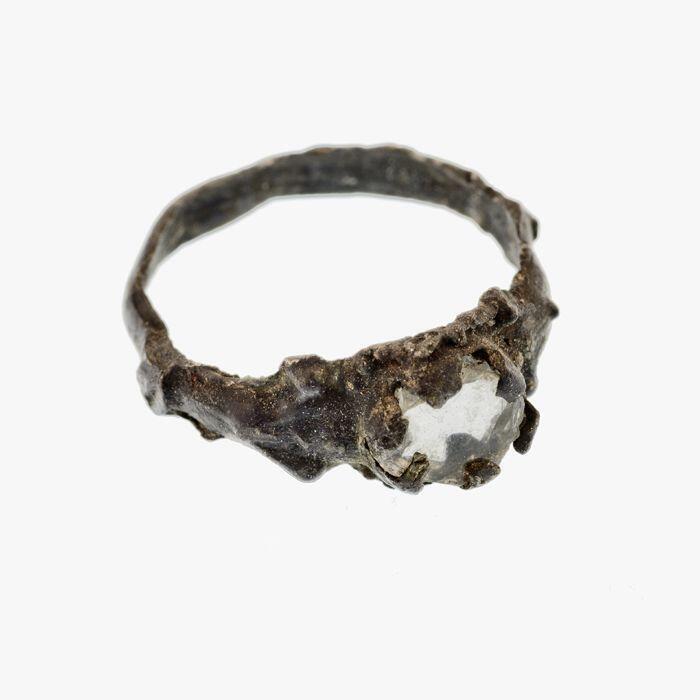 tinen ring met stukje spiegelglasin de zettin